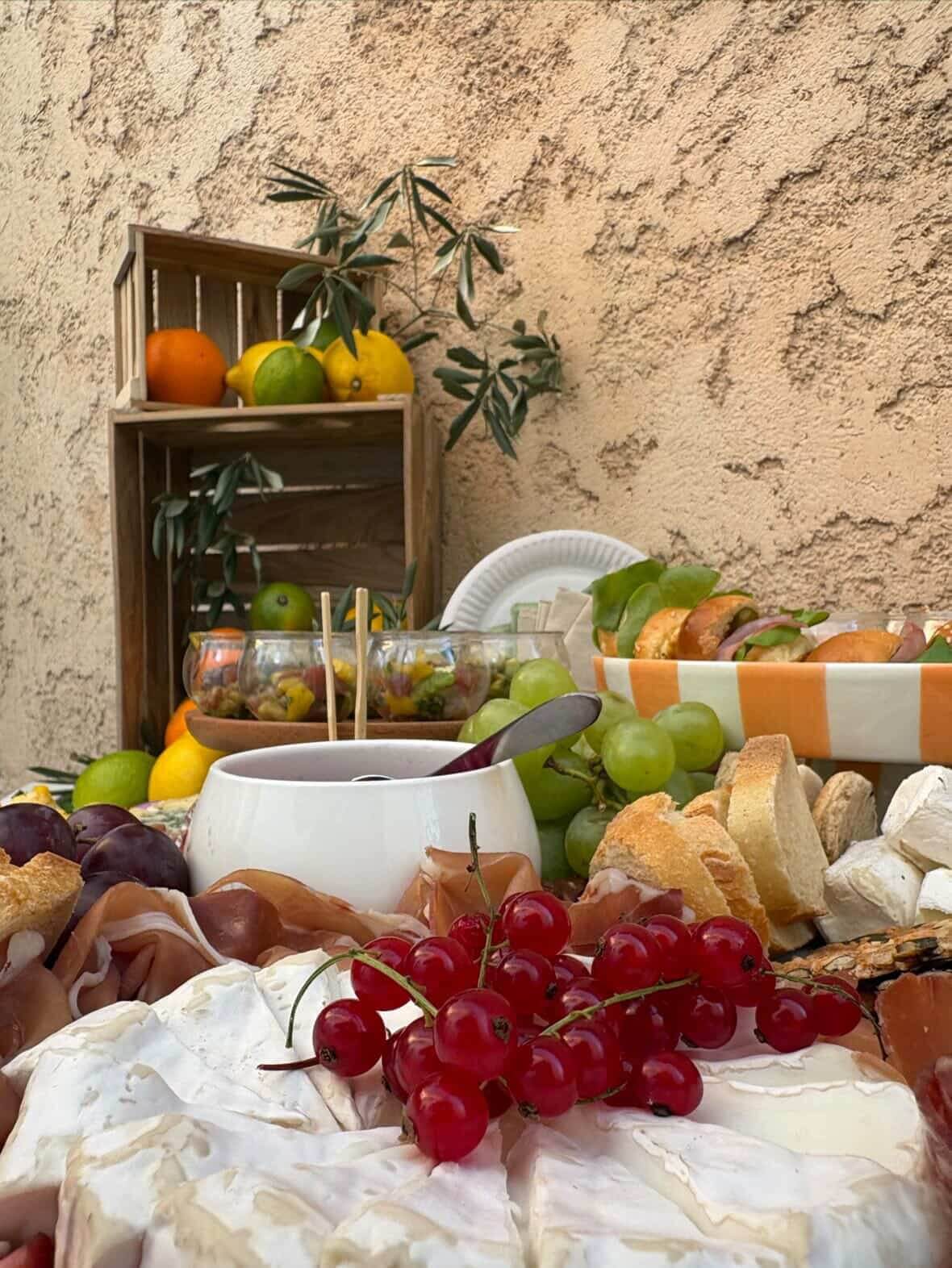Cliquer pour agrandir Buffet provençal charcuterie et agrumes, traiteur à Aix-en-Provence