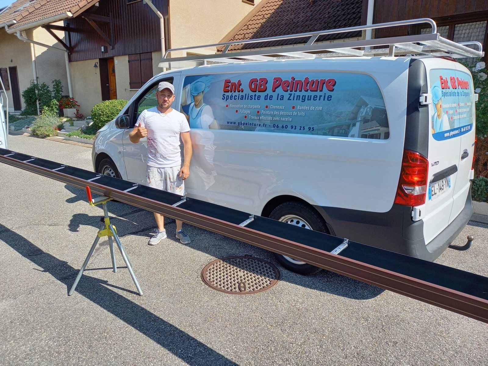 Cliquer pour agrandir Le camion de GB Peinture, couvreur-zingueur et peintre à Annecy