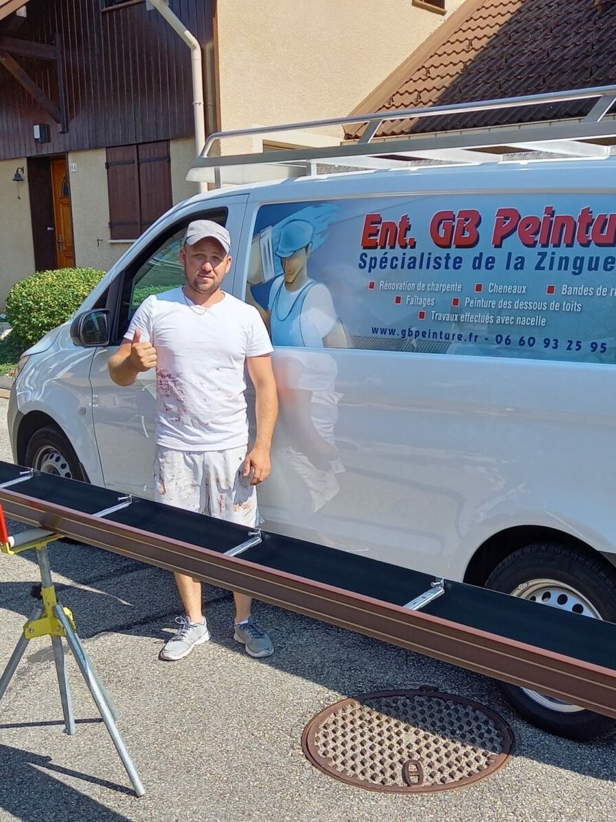 Bryan Gatt, dirigeant de GB Peinture, devant le camion de l'entreprise, couvreur-zingueur à Annecy