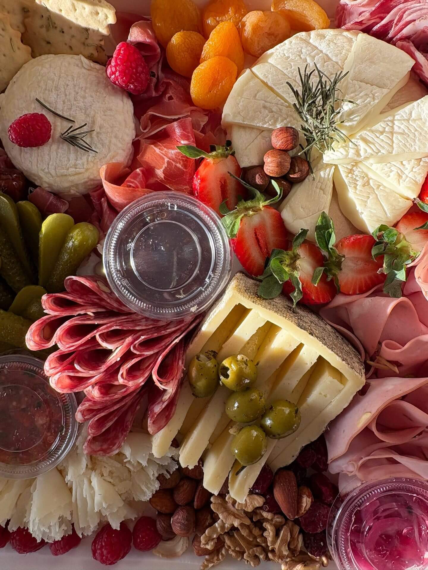 Cliquer pour agrandir Grazing table colorée pour un mariage, dans l'univers bohème chic de Vasty Traiteur