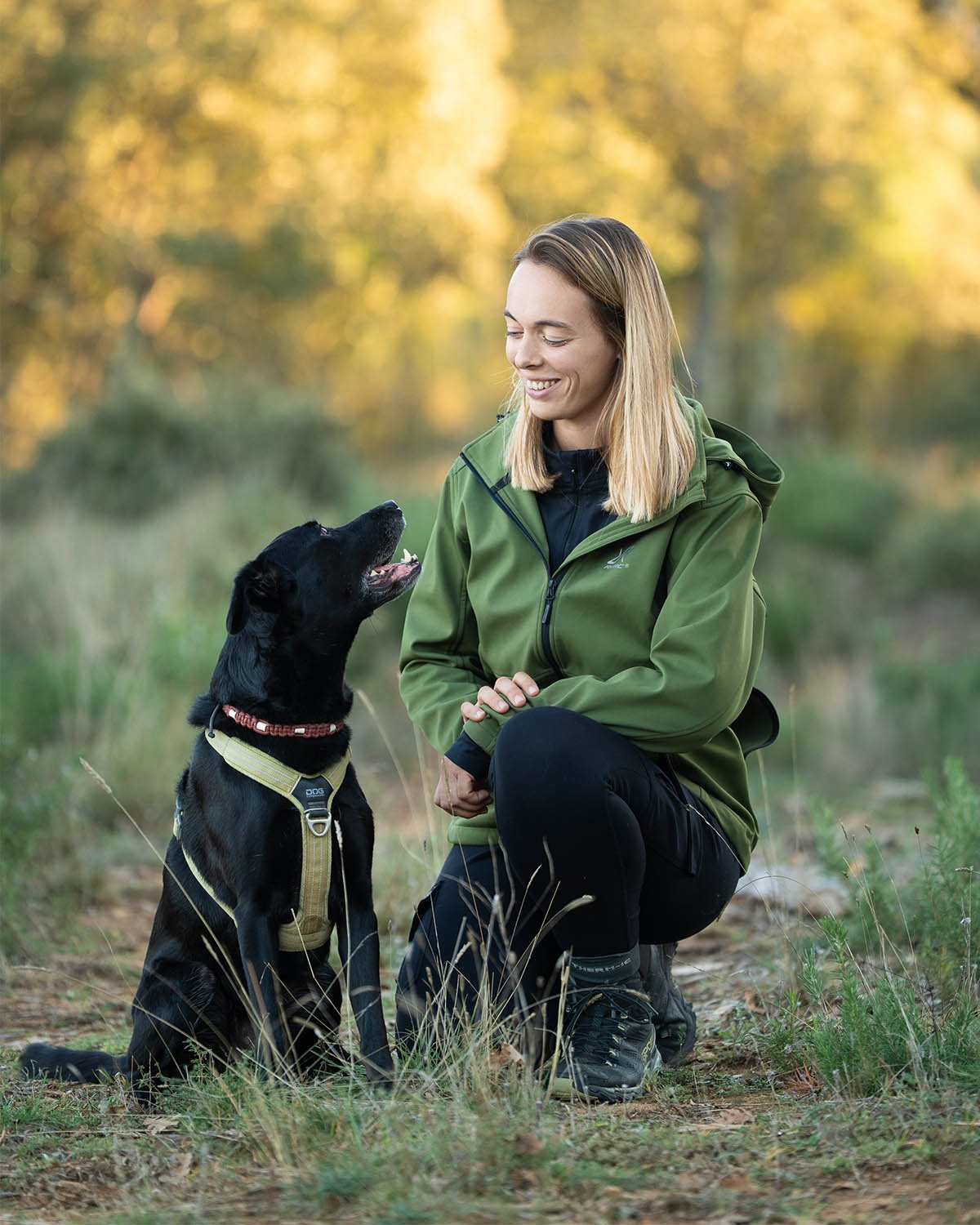Marine, éducatrice canine de Museau Sauvage, en séance avec un chien
