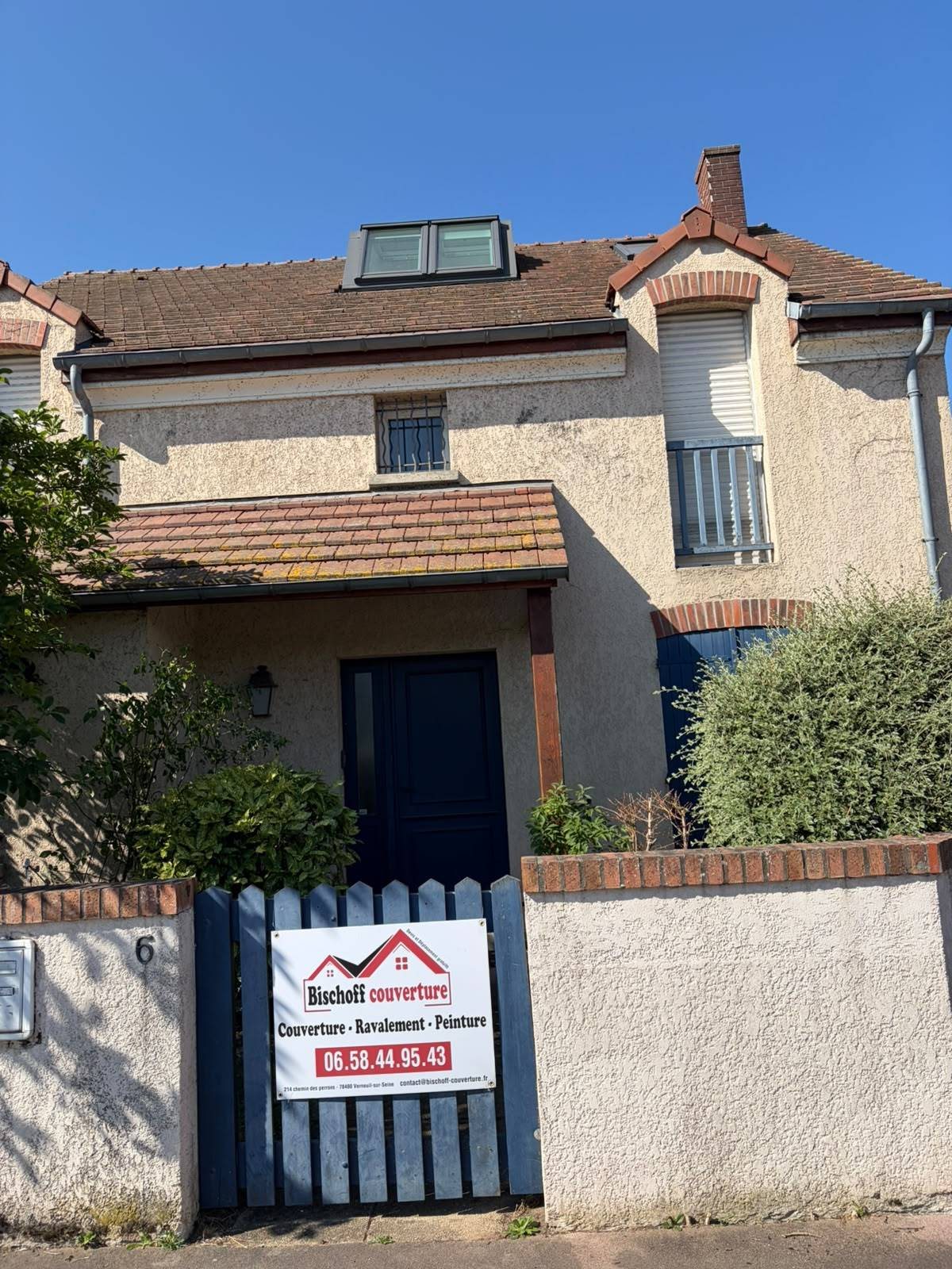 Cliquer pour agrandir Panneau de chantier Bischoff Couverture devant une maison à Verneuil-sur-Seine